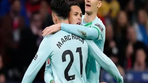 “比利亚雷亚尔2-1逆袭赢球，曼联旧将安东尼扑救翻滚360度，伊斯科巧妙传球助威”